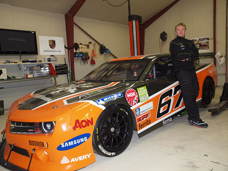 Martin Hansen ved bilen.